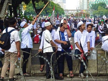Fighting Illiberalism with Illiberalism: Islamist Populism and Democratic Deconsolidation in Indonesia